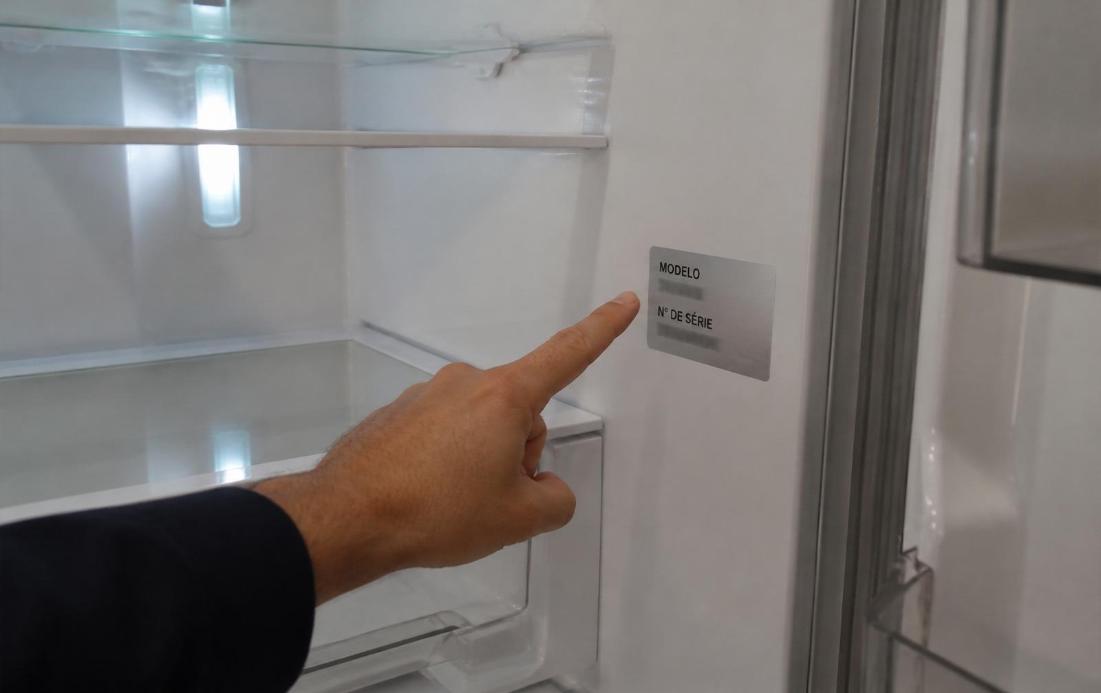 Etiqueta prateada com MODELO e Nº DE SÉRIE colada na parede interna lateral de uma geladeira aberta