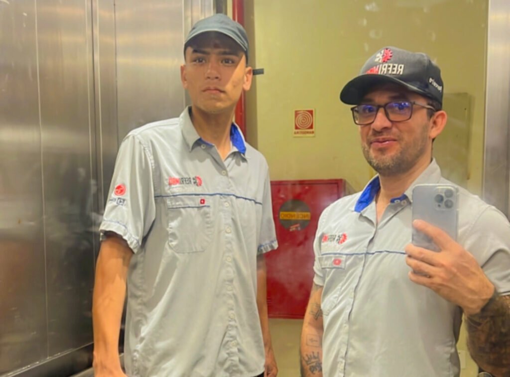 Bancada de reparo em máquina de lavar na oficina Refrimaq