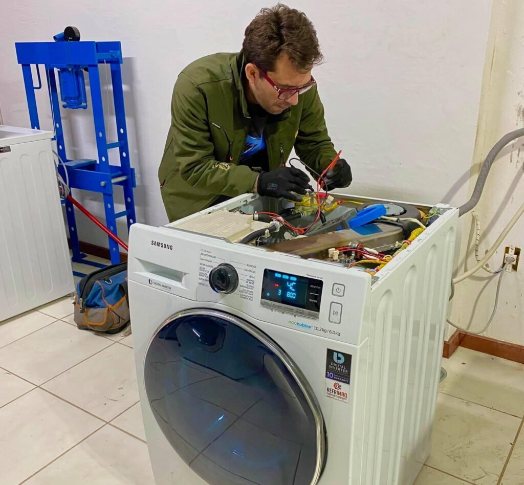 Refrigerador aberto para diagnóstico técnico