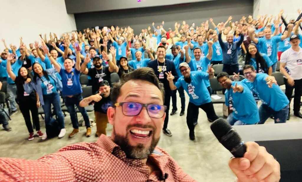 Anderson Rey palestrando para técnicos em evento do setor