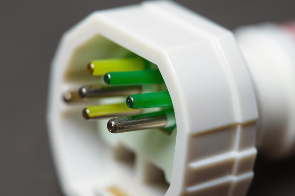 Terminais oxidados no conector do sensor de temperatura, causa comum de leitura errada