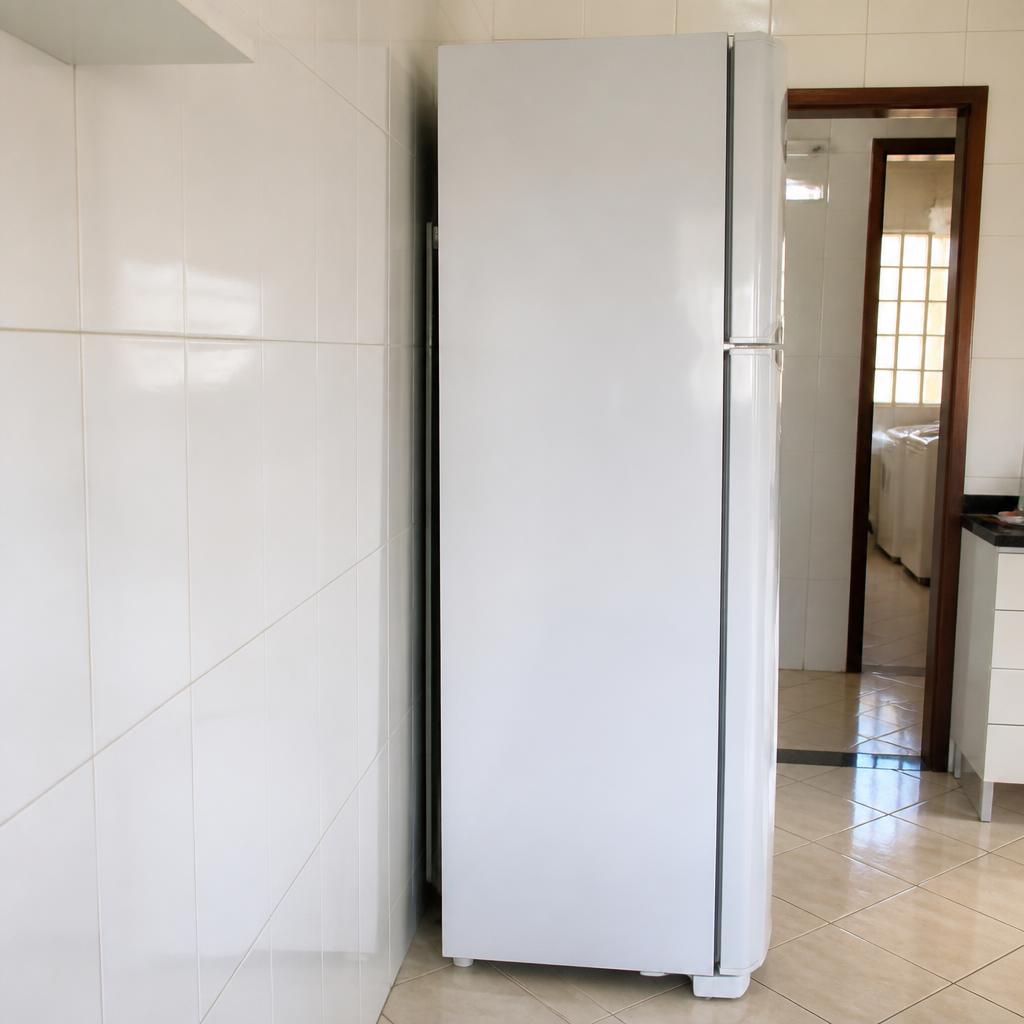 Geladeira afastada da parede com folga adequada para ventilação da traseira