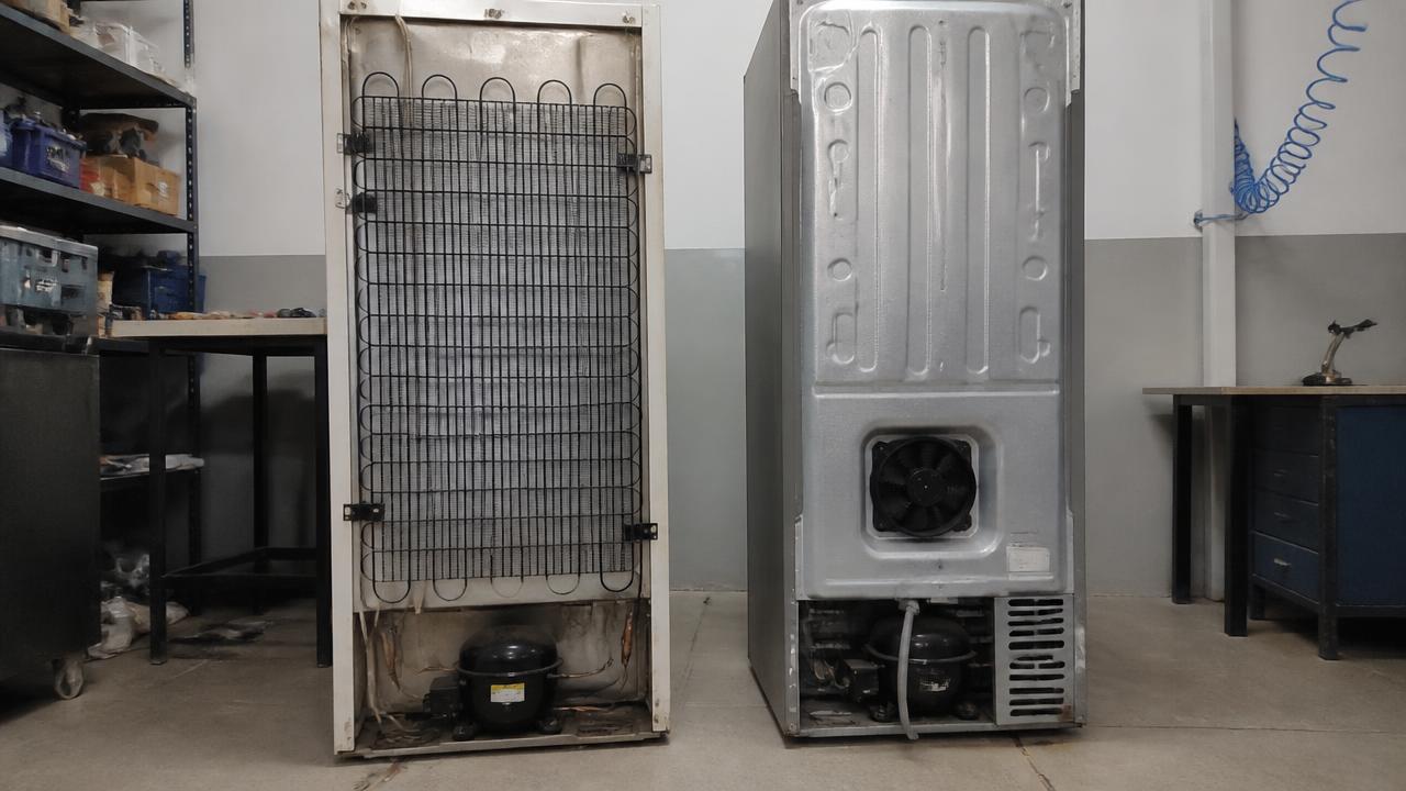 Comparação da parte traseira de uma geladeira convencional com serpentina aparente e de uma frost free com ventilador