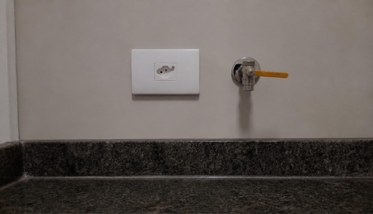 Tomada de 220V e ponto de gás representando as instalações de indução e gás