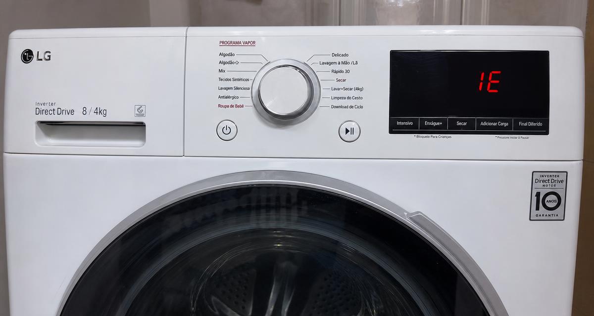 Painel de lava e seca LG branca com display iluminado em vermelho exibindo o código de erro IE