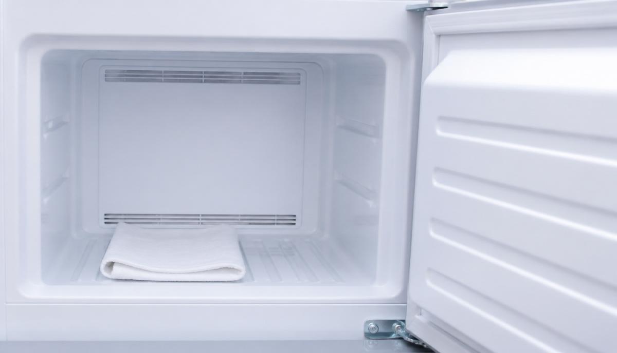 Freezer limpo e seco após o degelo, pronto para religar
