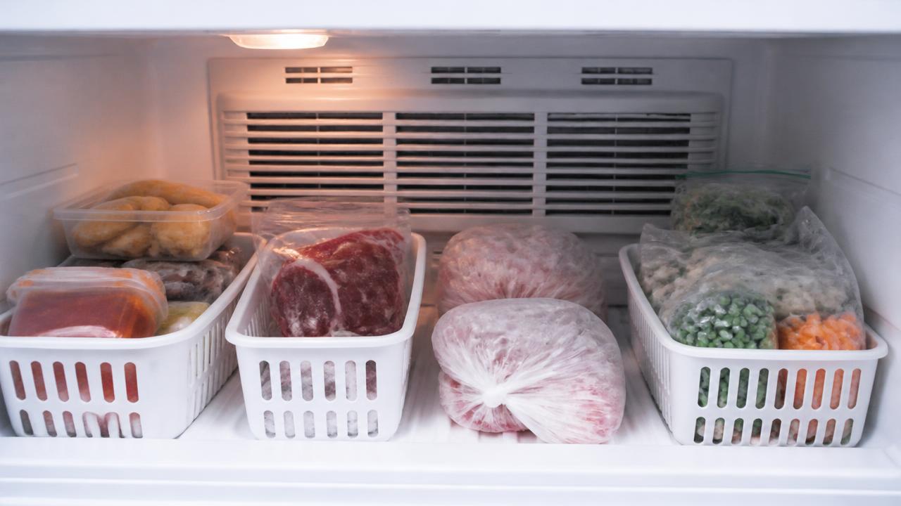 Freezer bem organizado com alimentos distribuídos sem bloquear as saídas de ar