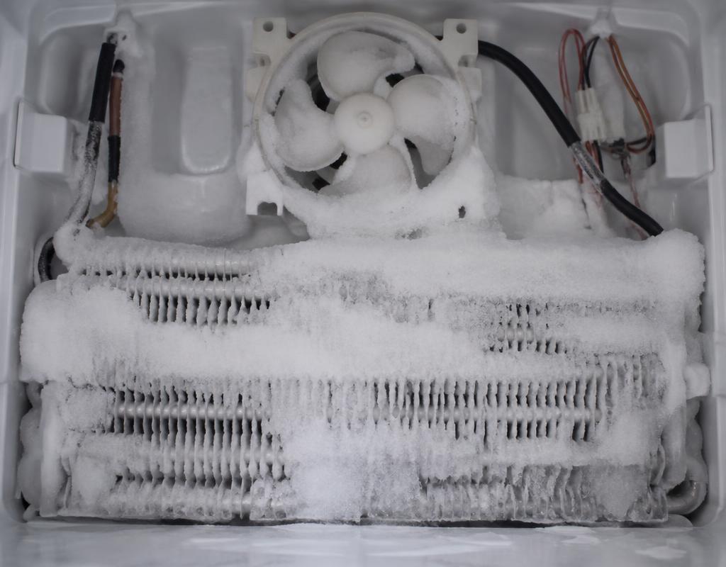 Evaporador de frost free coberto de gelo com ventilador bloqueado