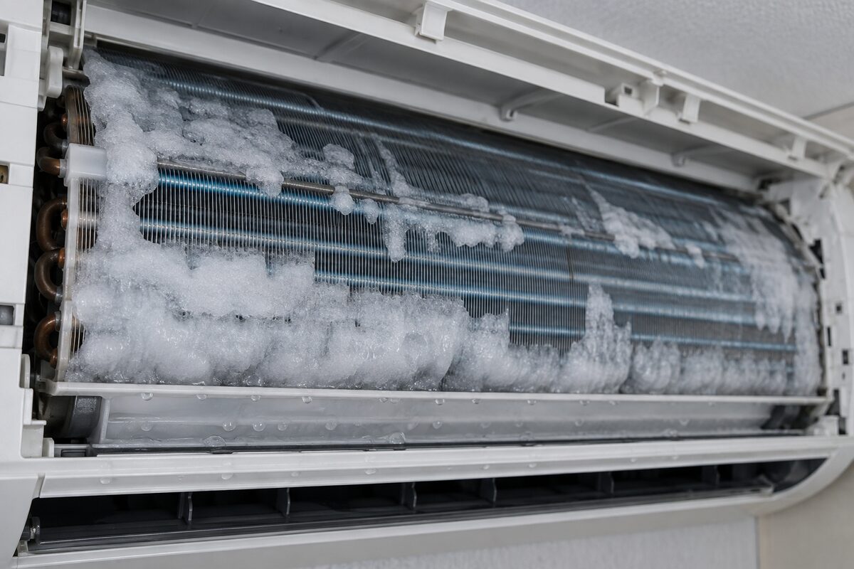 Serpentina de evaporadora split coberta por gelo durante falha de refrigeração