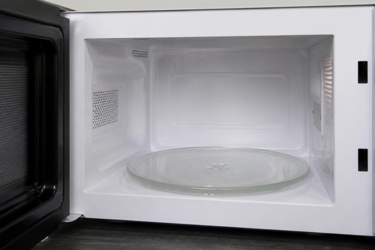 Interior do micro-ondas limpo e seco após a limpeza a vapor