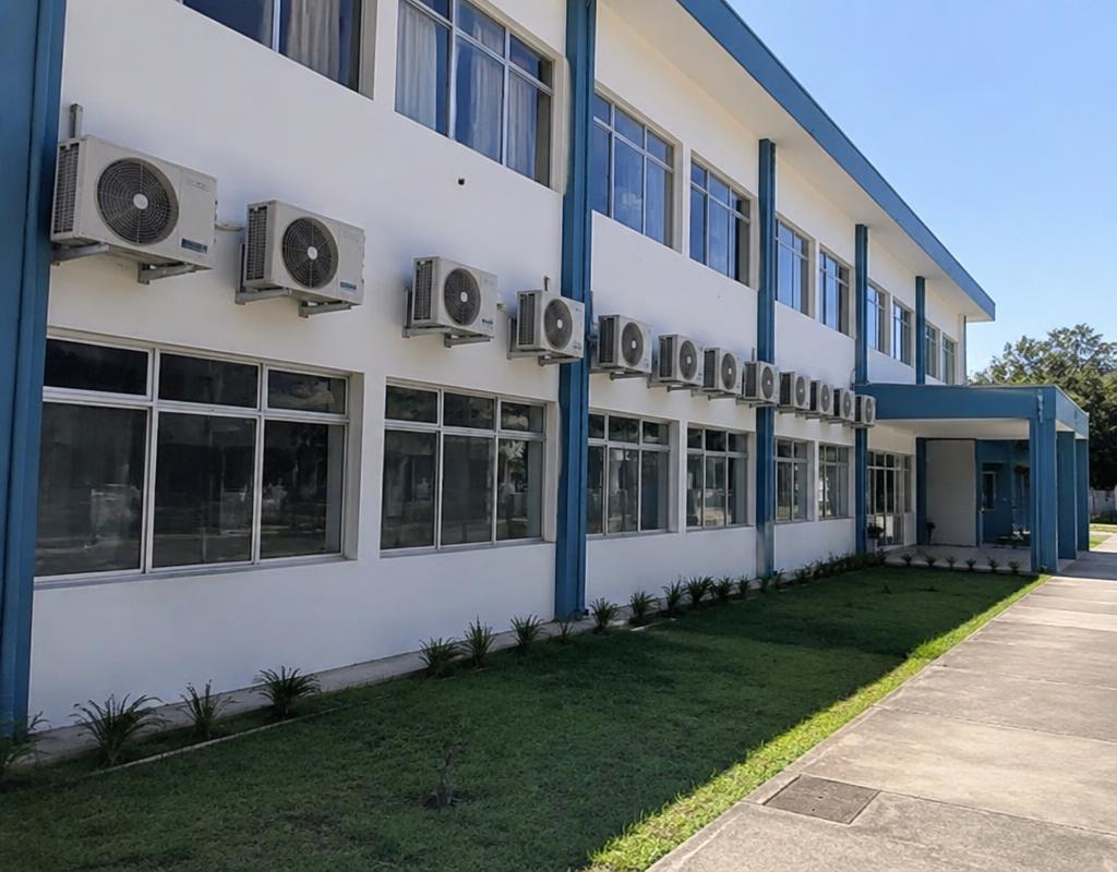 Prédio público com várias condensadoras alinhadas na fachada