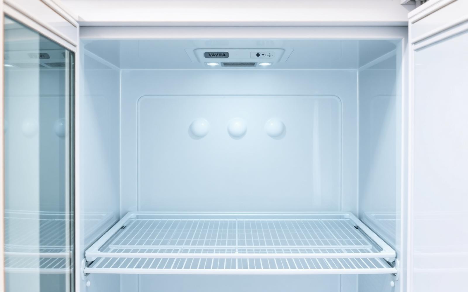 Painel traseiro do freezer de uma geladeira Frost Free mostrando as saídas de ar frio