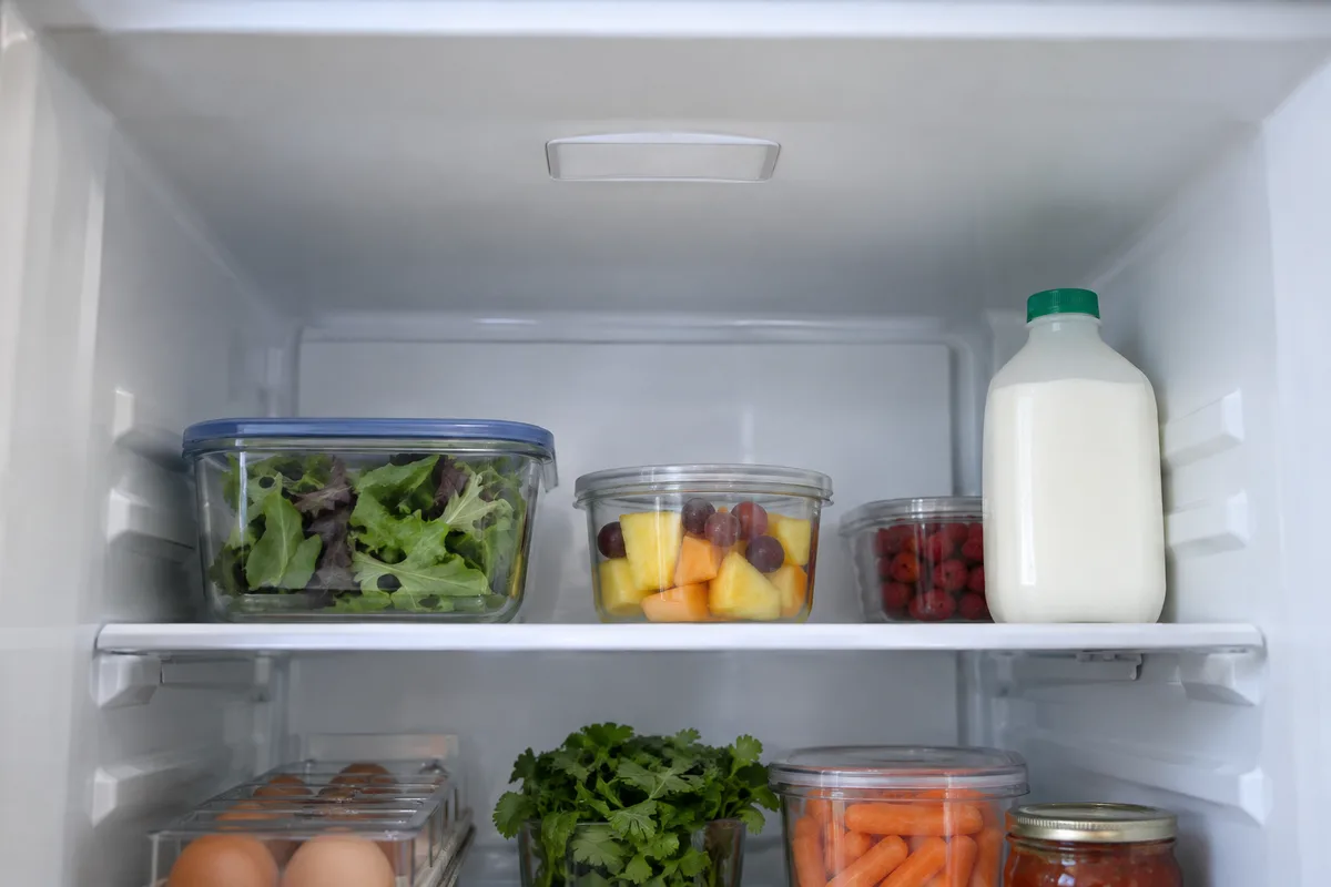 Difusor de iluminação intacto no teto de um refrigerador, visível com a porta aberta