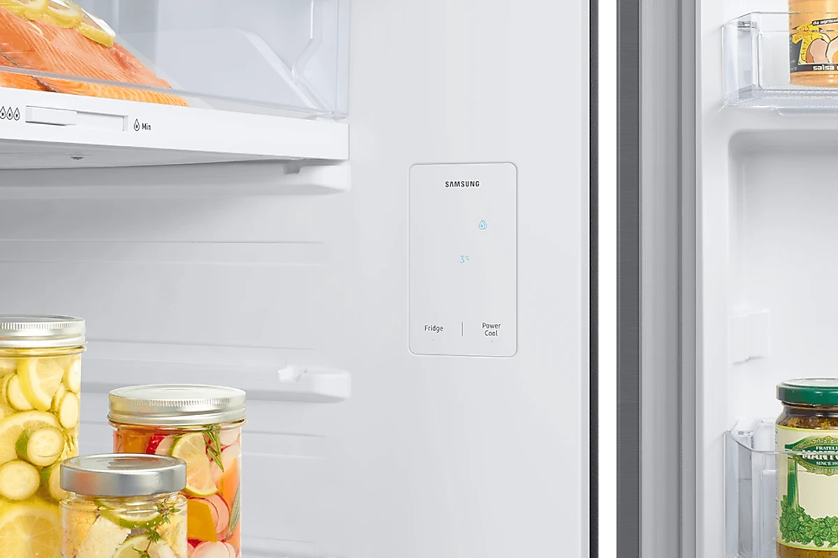 Painel e parte superior do refrigerador RT47CG6422S9FZ.