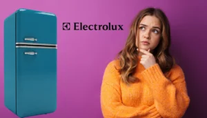 Geladeira Electrolux nova sendo instalada em uma cozinha moderna, destacando o tempo correto para ligá-la após a instalação.